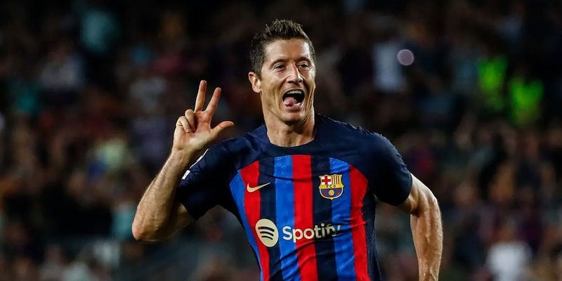 Lewy chuyển đến Barcelona và tiếp tục tìm kiếm danh hiệu