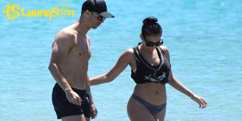 CR7 hạnh phúc bên cạnh người bạn gái bốc lửa