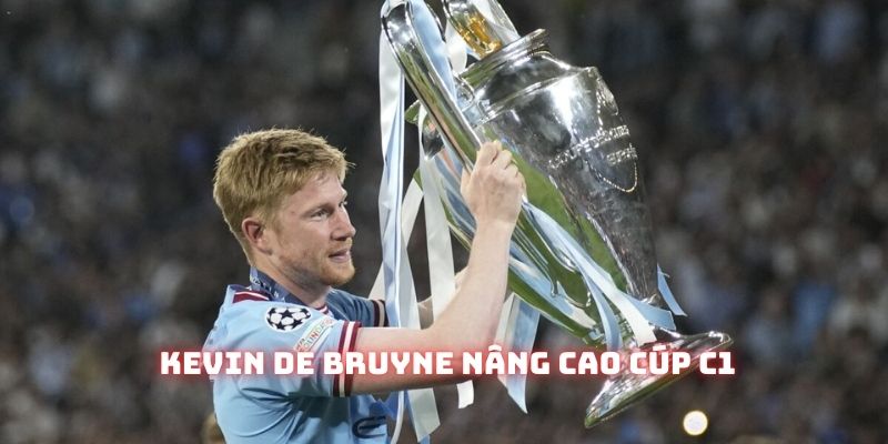 Cầu thủ Kevin De Bruyne bên cạnh chiếc cúp tai voi danh giá ở mùa bóng 22-23