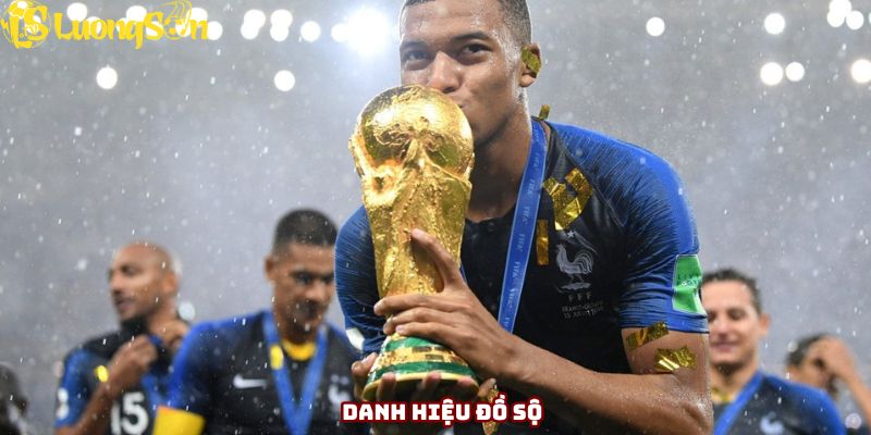 Chân sút sinh năm 1998 sở hữu bộ sưu tập danh hiệu đồ sộ